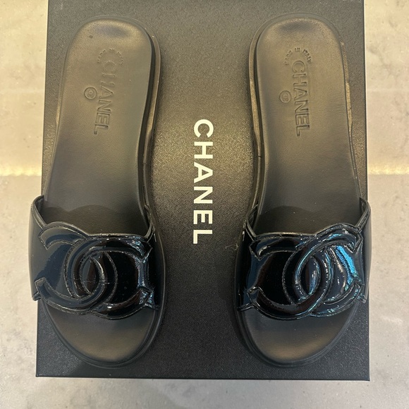 CHANEL Glossy Black Slide Sandals - Picture 1 of 5